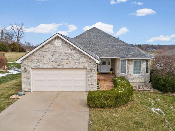 202 Prairie Rose Circle, Smithville, MO 64089