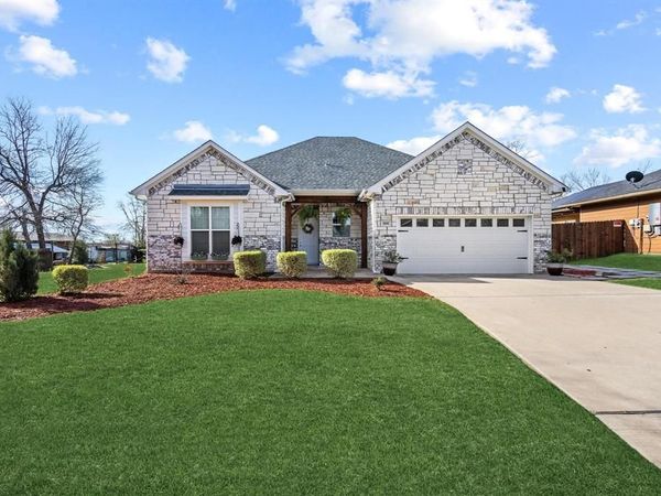 808 E 6th Street, Bonham, TX 75418