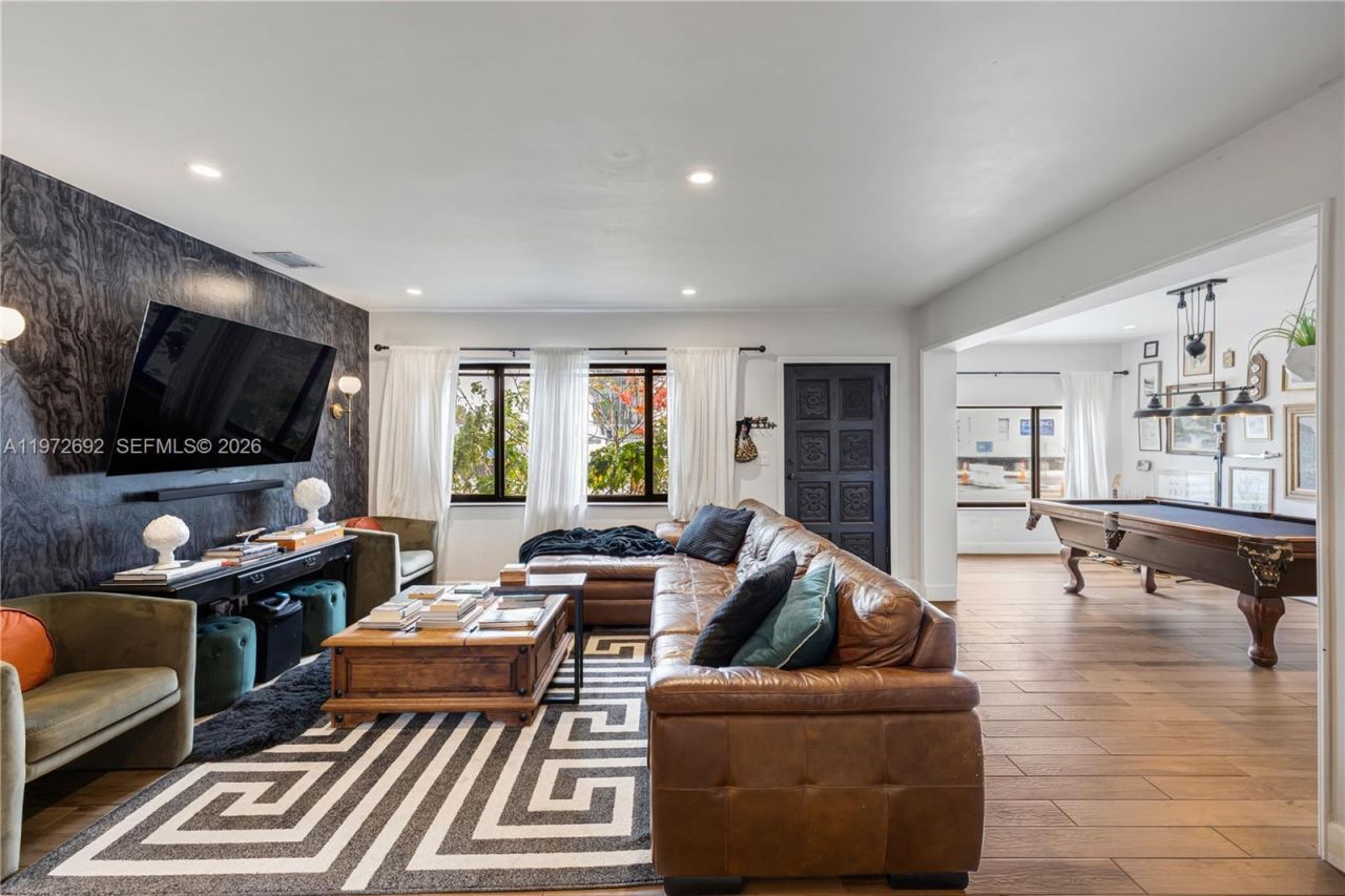 2421 NE 187th St, Miami, FL 33180 Photo