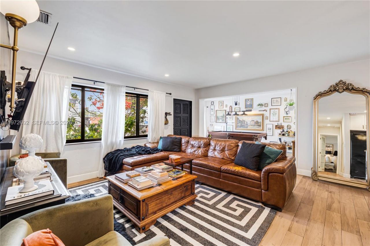 2421 NE 187th St, Miami, FL 33180 Photo