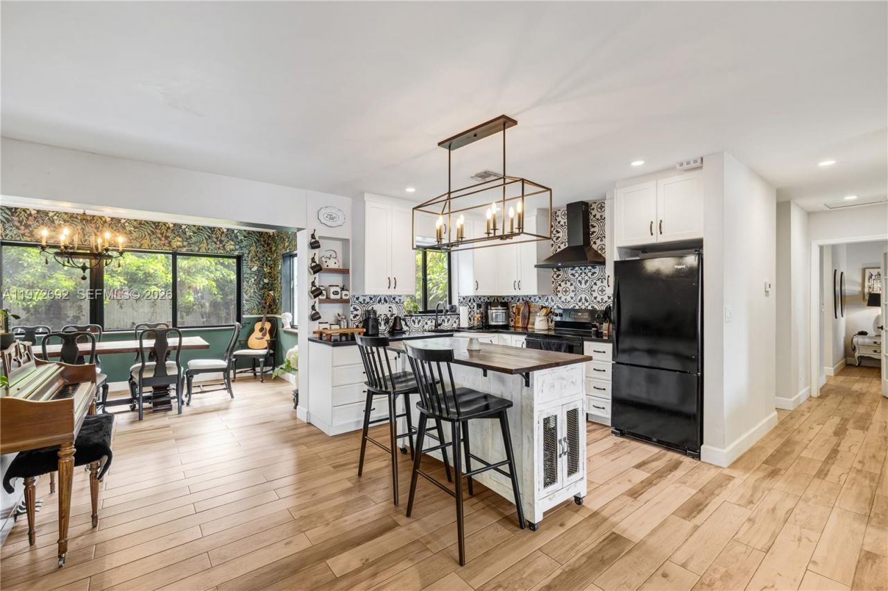 2421 NE 187th St, Miami, FL 33180 Photo