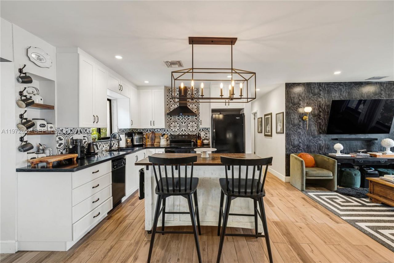 2421 NE 187th St , Miami, FL 33180 Photo