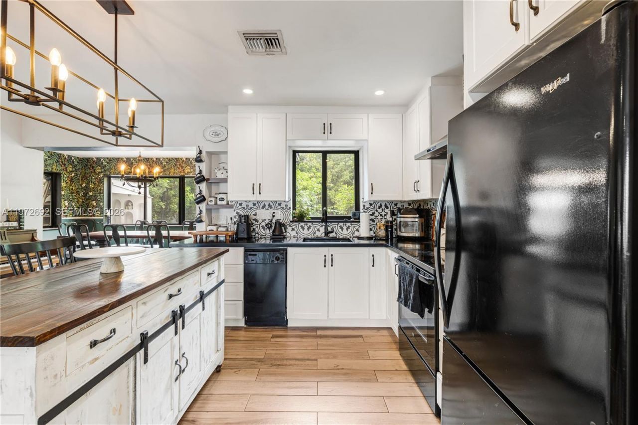 2421 NE 187th St, Miami, FL 33180 Photo