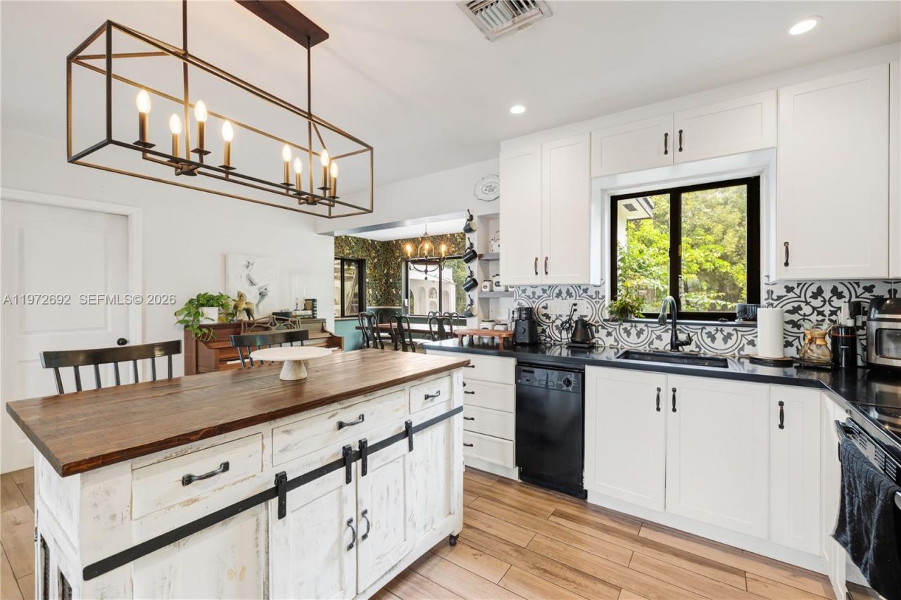 2421 NE 187th St , Miami, FL 33180 Photo