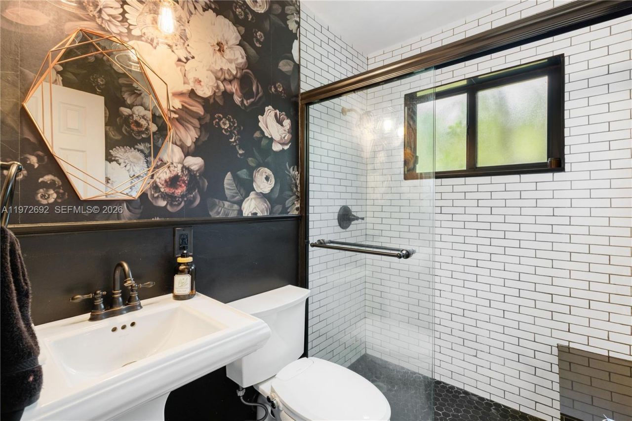 2421 NE 187th St, Miami, FL 33180 Photo