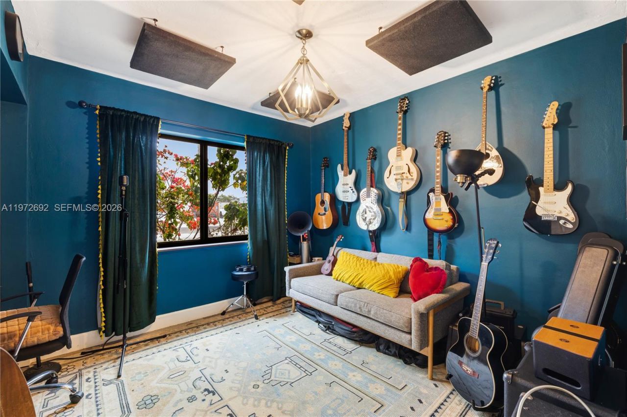 2421 NE 187th St , Miami, FL 33180 Photo