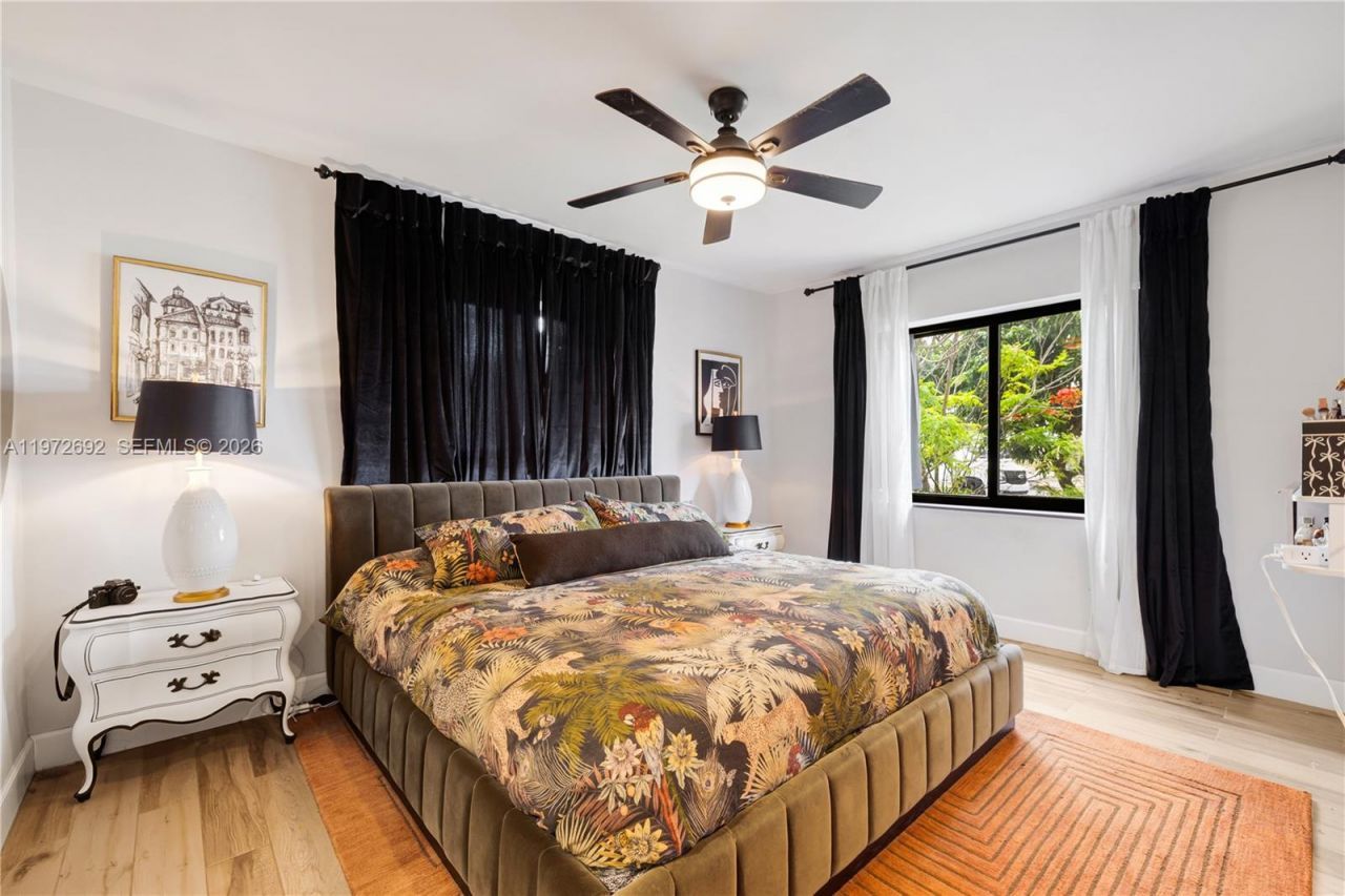 2421 NE 187th St, Miami, FL 33180 Photo