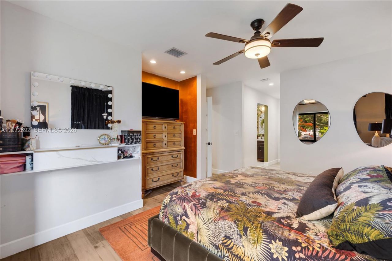 2421 NE 187th St, Miami, FL 33180 Photo