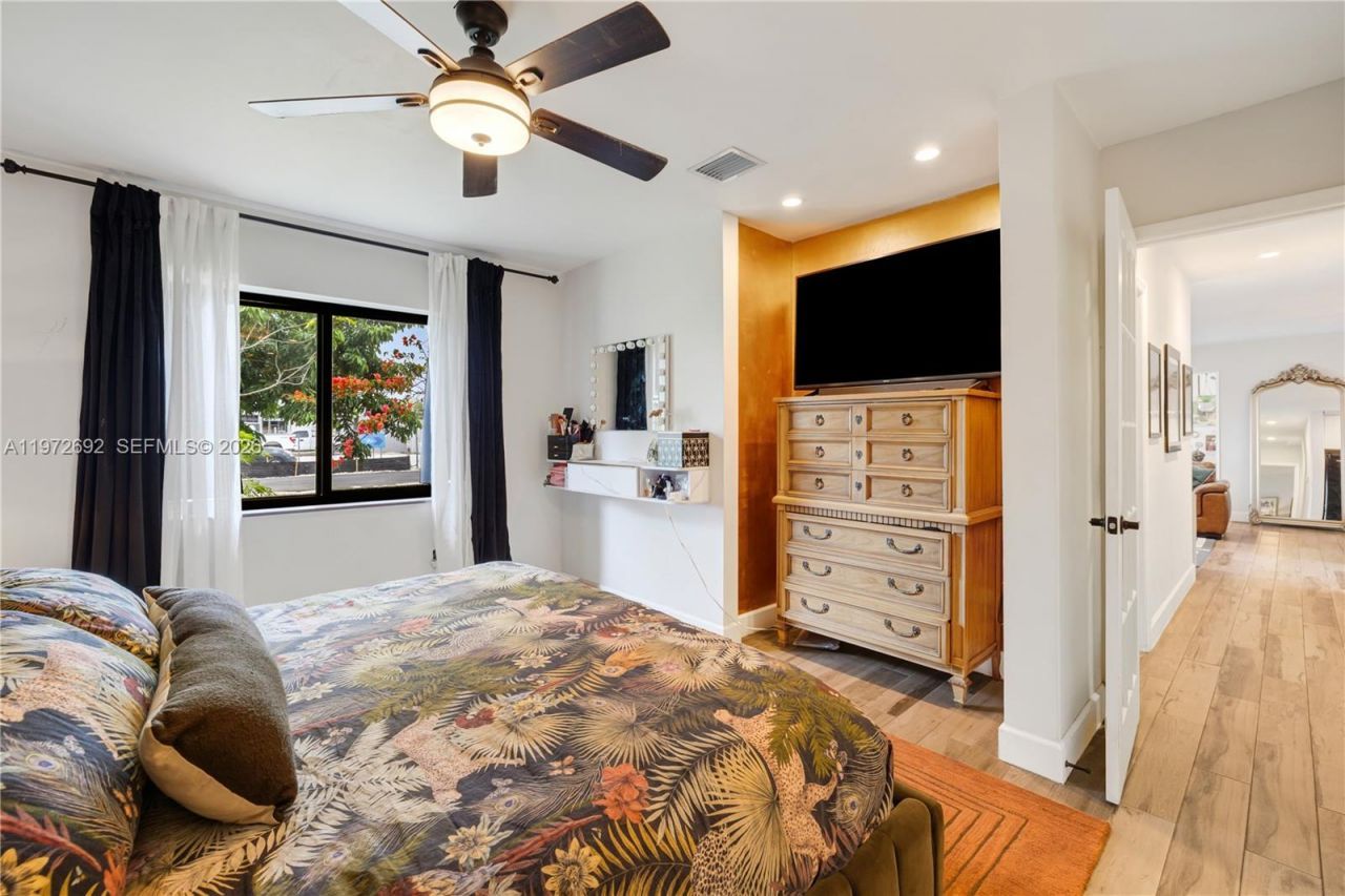 2421 NE 187th St, Miami, FL 33180 Photo