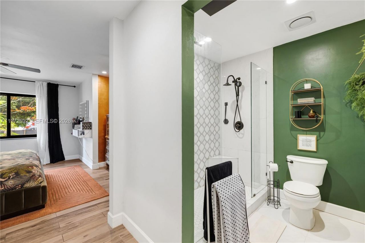 2421 NE 187th St, Miami, FL 33180 Photo