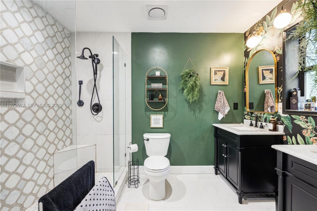 2421 NE 187th St , Miami, FL 33180 Photo