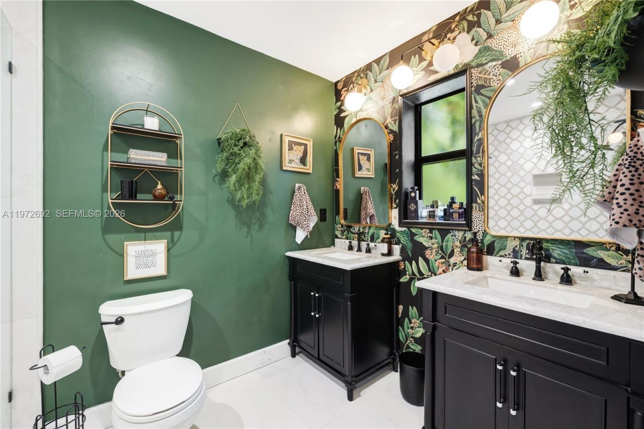 2421 NE 187th St, Miami, FL 33180 Photo