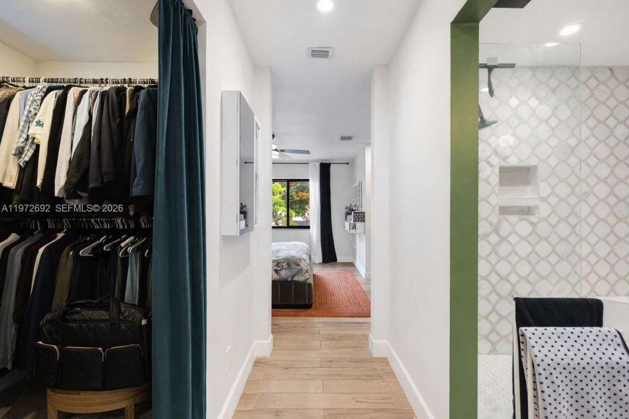 2421 NE 187th St, Miami, FL 33180 Photo