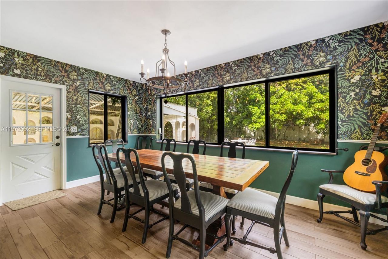 2421 NE 187th St, Miami, FL 33180 Photo