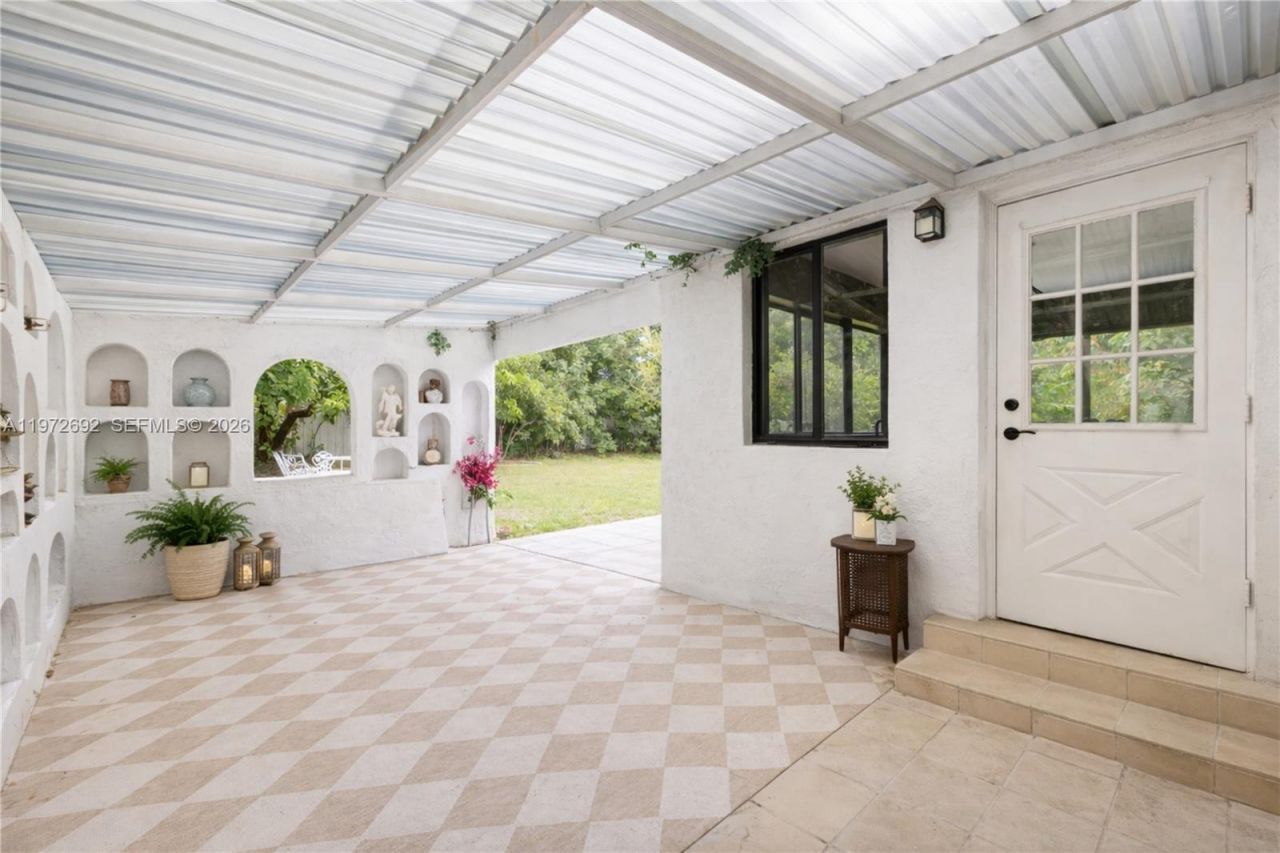 2421 NE 187th St , Miami, FL 33180 Photo