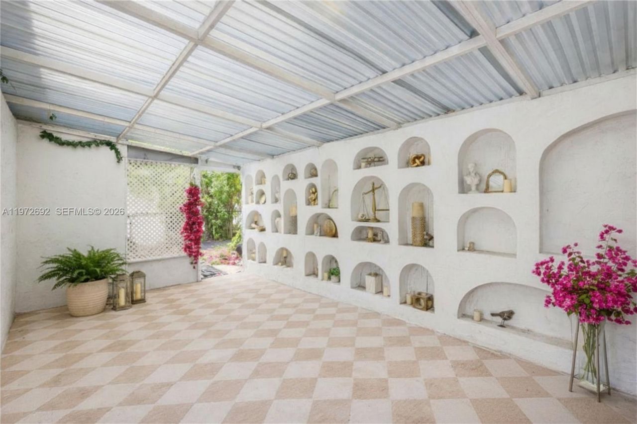 2421 NE 187th St, Miami, FL 33180 Photo