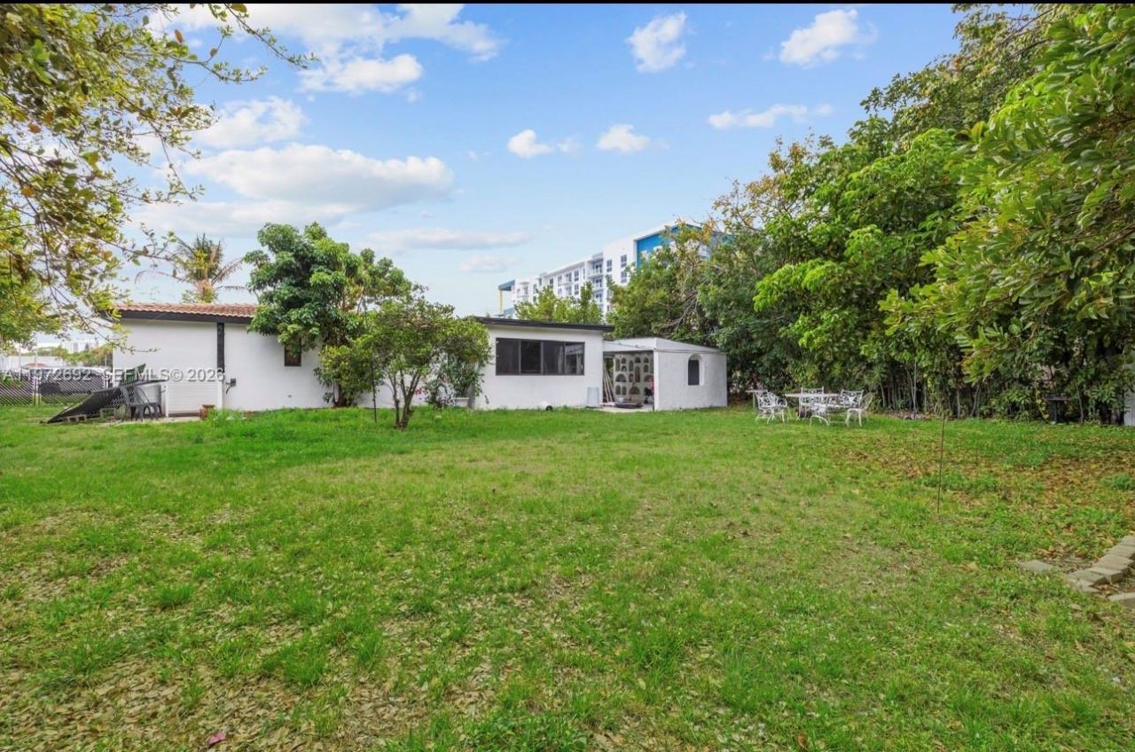 2421 NE 187th St, Miami, FL 33180 Photo