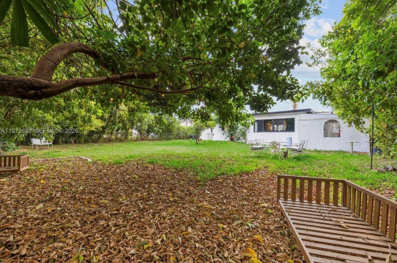 2421 NE 187th St , Miami, FL 33180 Photo