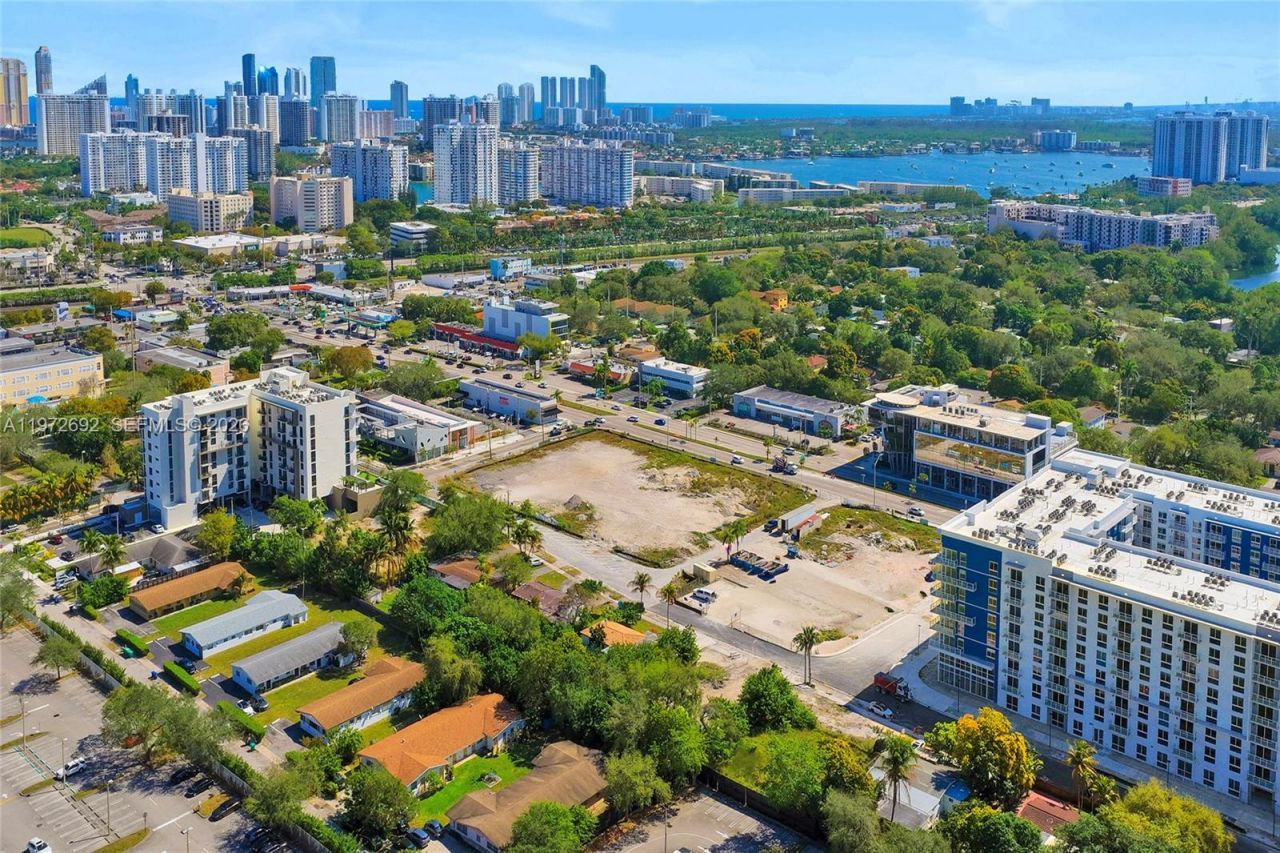 2421 NE 187th St, Miami, FL 33180 Photo