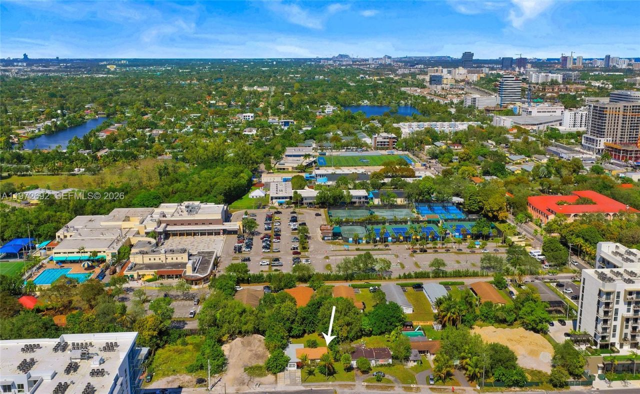 2421 NE 187th St , Miami, FL 33180 Photo