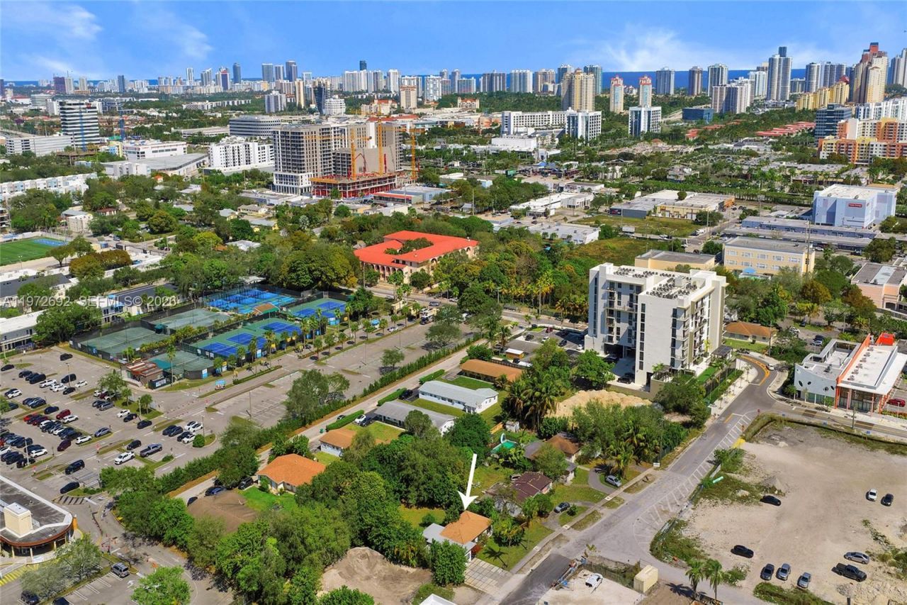 2421 NE 187th St, Miami, FL 33180 Photo