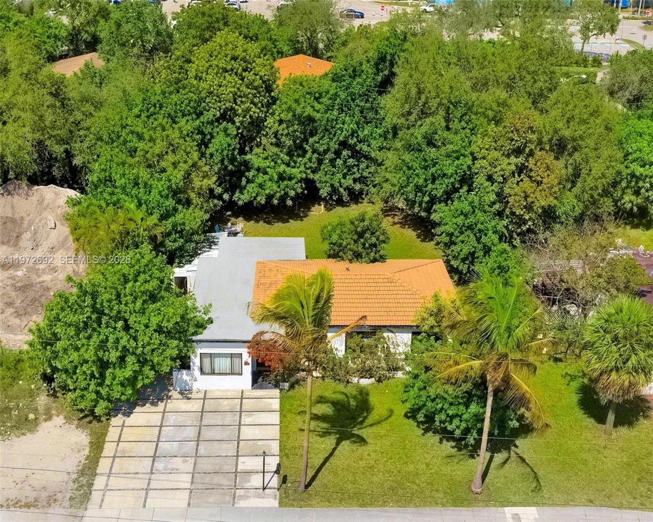 2421 NE 187th St, Miami, FL 33180 Photo