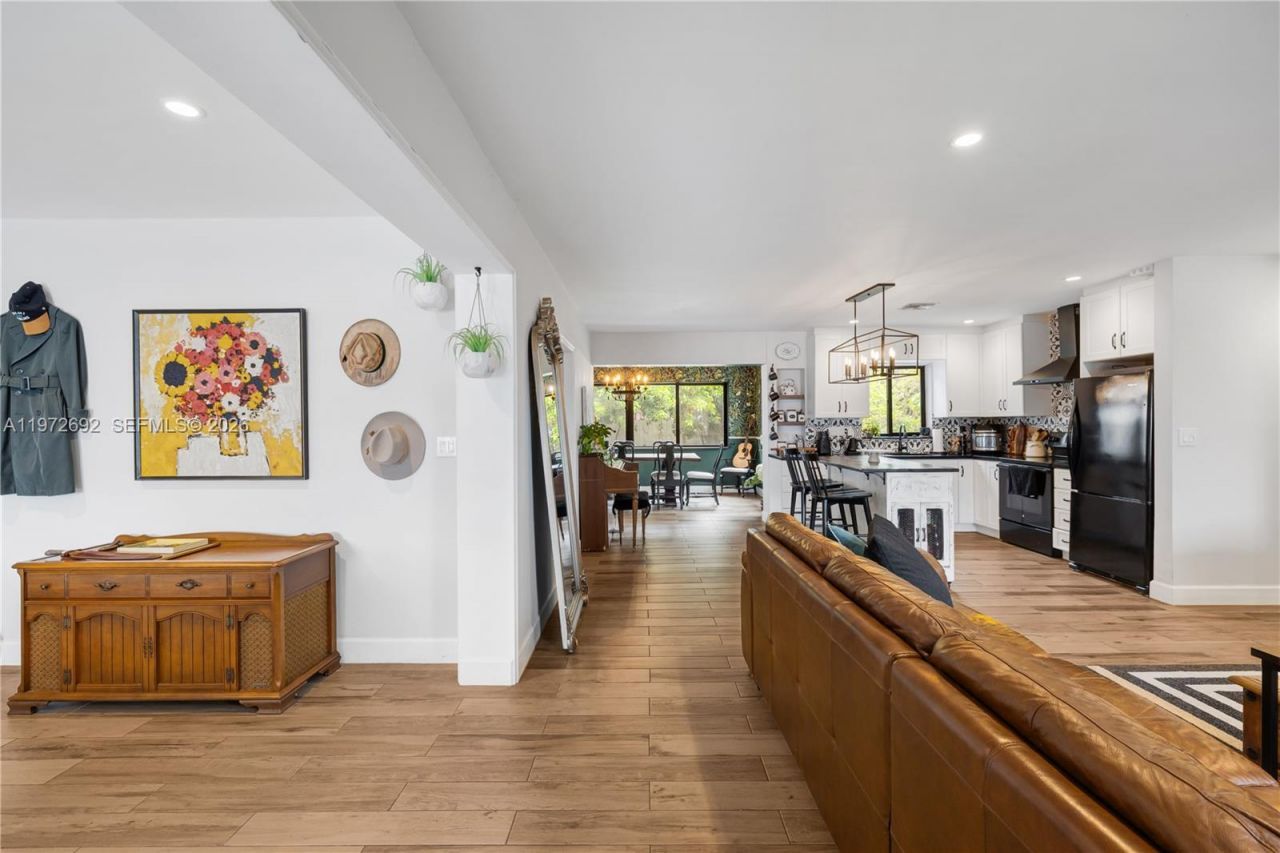 2421 NE 187th St , Miami, FL 33180 Photo