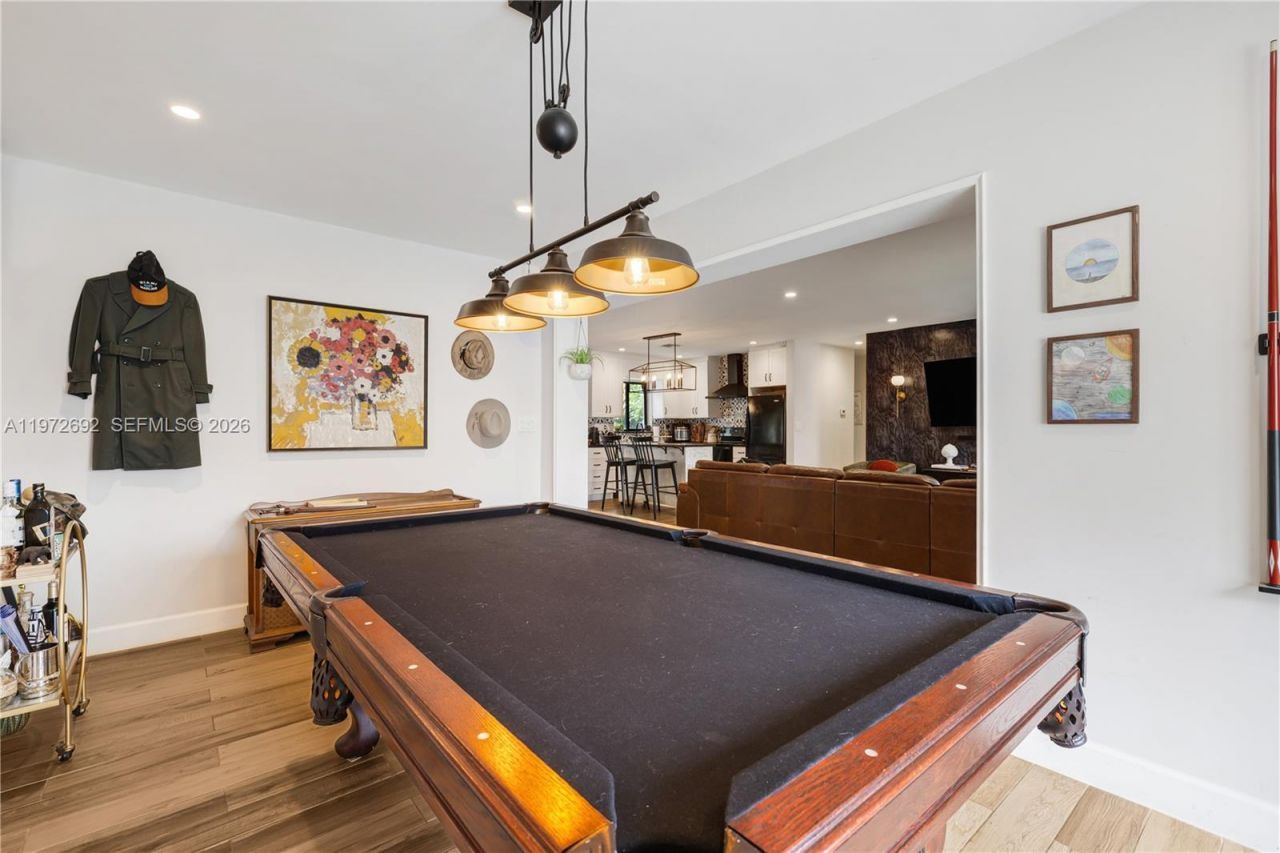 2421 NE 187th St, Miami, FL 33180 Photo