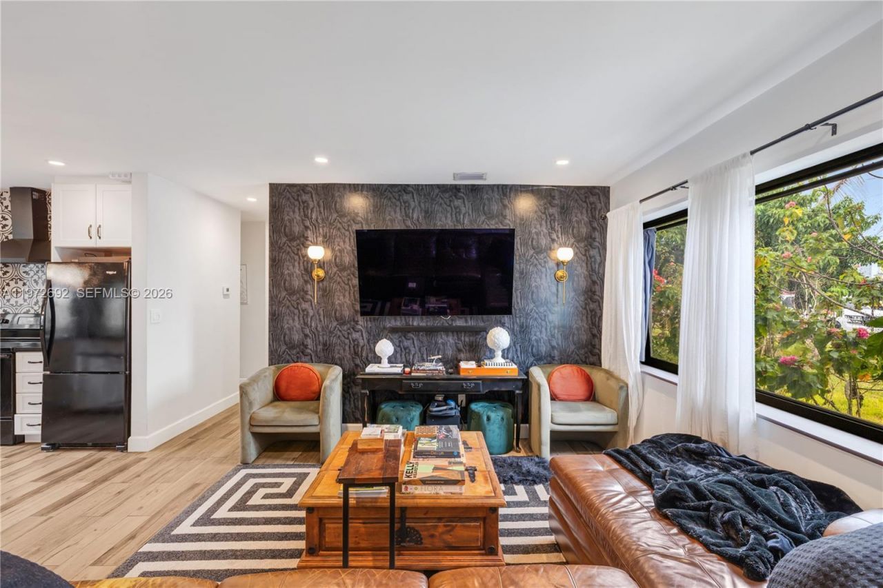 2421 NE 187th St, Miami, FL 33180 Photo