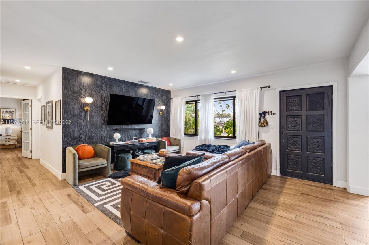 2421 NE 187th St , Miami, FL 33180 Photo