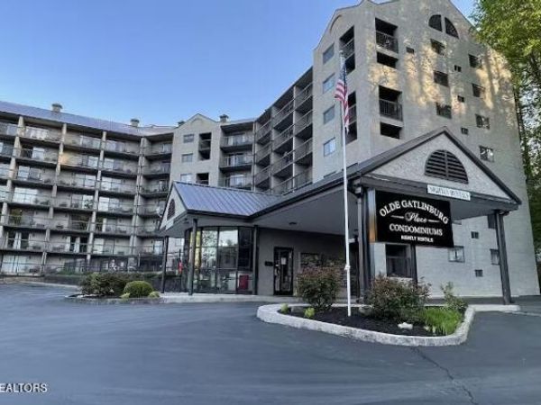 306 Baskins Creek Rd, Gatlinburg, TN 37738