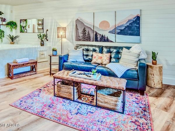 306 Baskins Creek Rd, Gatlinburg, TN 37738