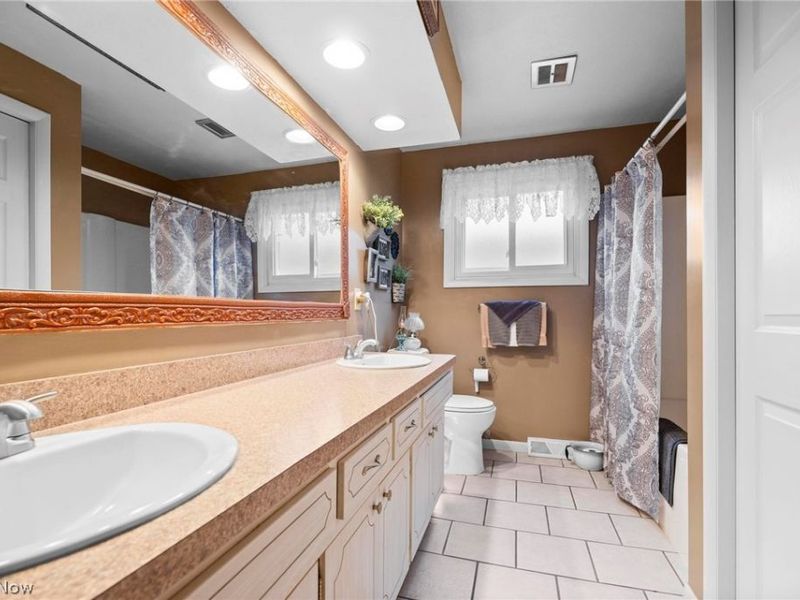 4401 Forest Hill Drive , Lorain, OH 44053 Photo 11