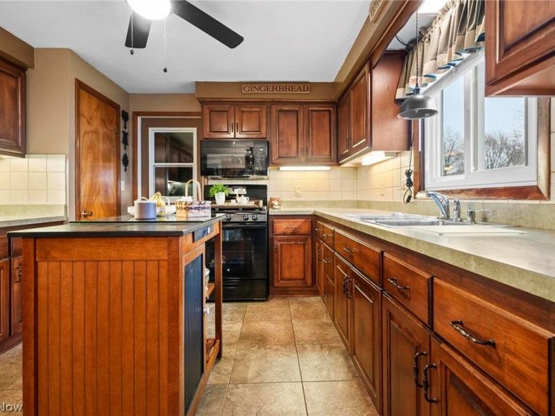 4401 Forest Hill Drive , Lorain, OH 44053 Photo 5