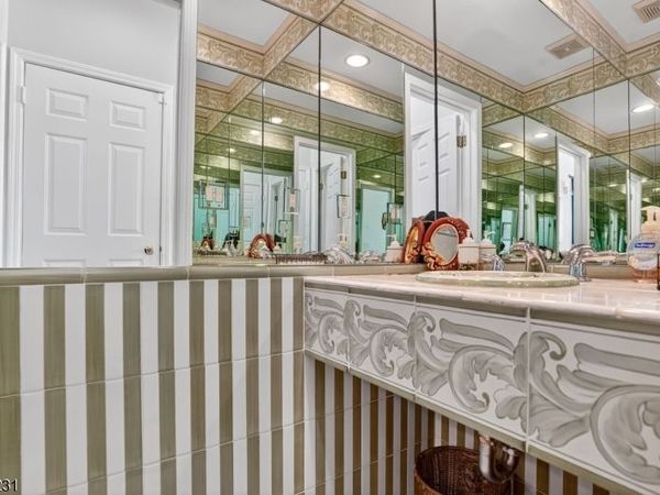 20 Conklin Ct, Roseland, NJ 07068