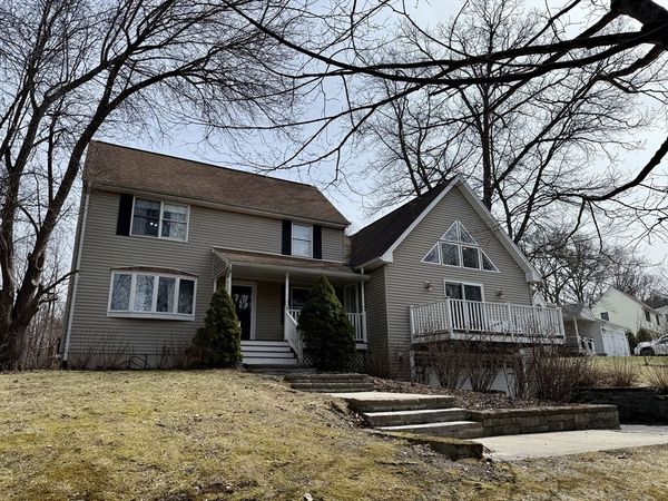 9 Dana Hl, Belchertown, MA 01007