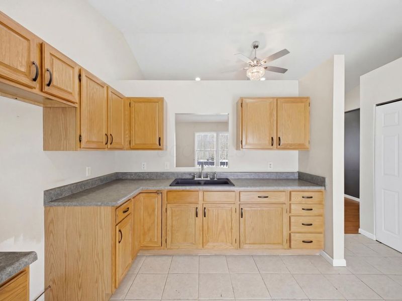 647 Greenbriar Circle, Howard, OH 43028 Photo 11