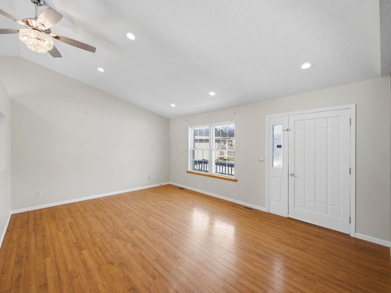 647 Greenbriar Circle, Howard, OH 43028 Photo 5