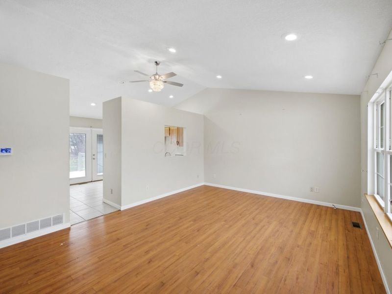 647 Greenbriar Circle, Howard, OH 43028 Photo 7