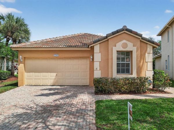 1281 NW 170th Ave, Pembroke Pines, FL 33028