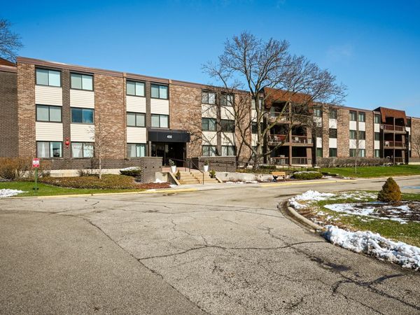 450 Raintree Court, Unit 3B, Glen Ellyn, IL 60137