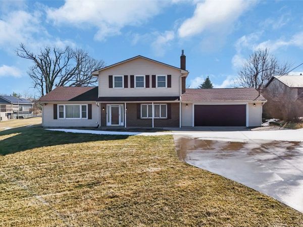1513 Stoney Point Road NW, Cedar Rapids, IA 52405