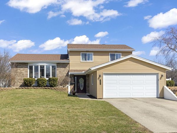 1551 Briarcliffe Boulevard , Wheaton, IL 60189