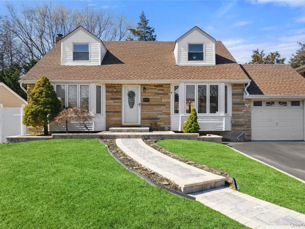 25 Leonard Road , Syosset, NY 11791