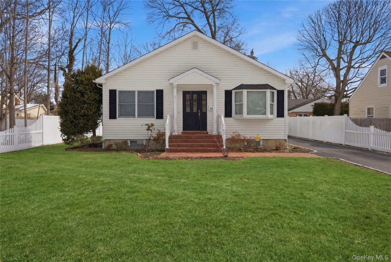 43 Ridgeway Boulevard, Bay Shore, NY 11706 Main Photo