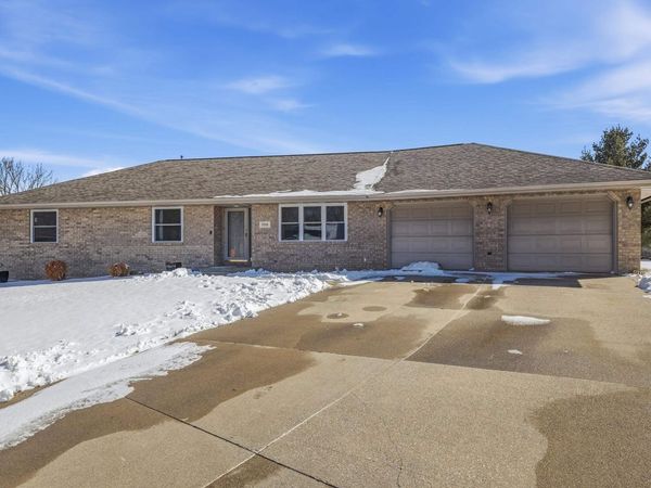 700 Maple Ridge Street, Peosta, IA 52068
