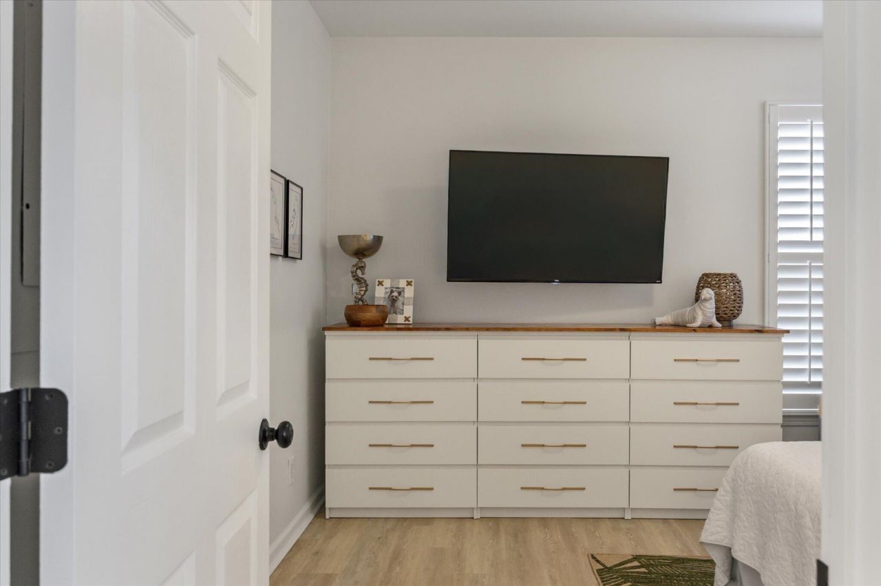 1600 Long Grove Drive Photo 11