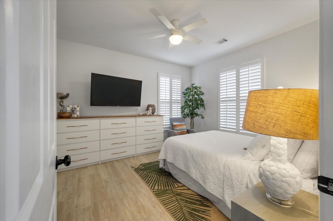 1600 Long Grove Drive Photo 12