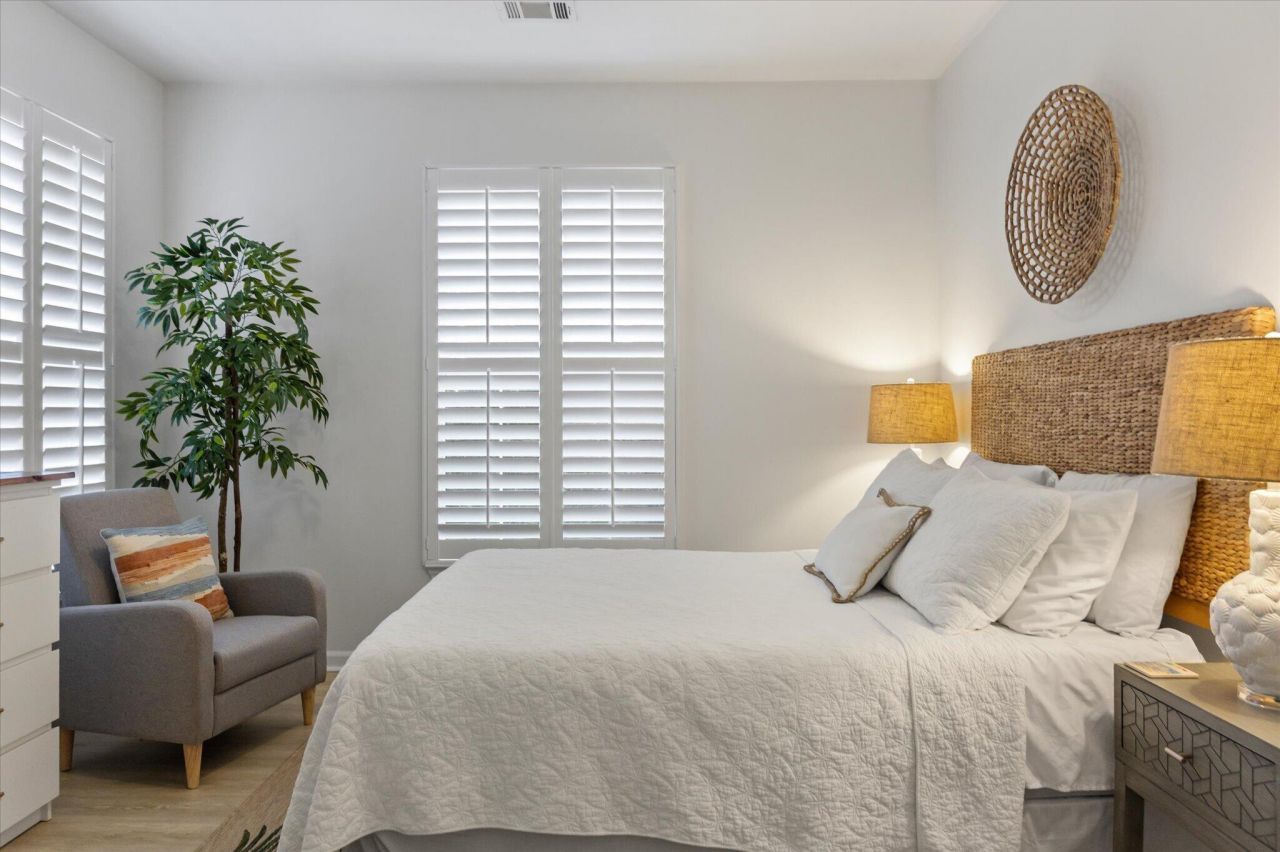 1600 Long Grove Drive Photo 13