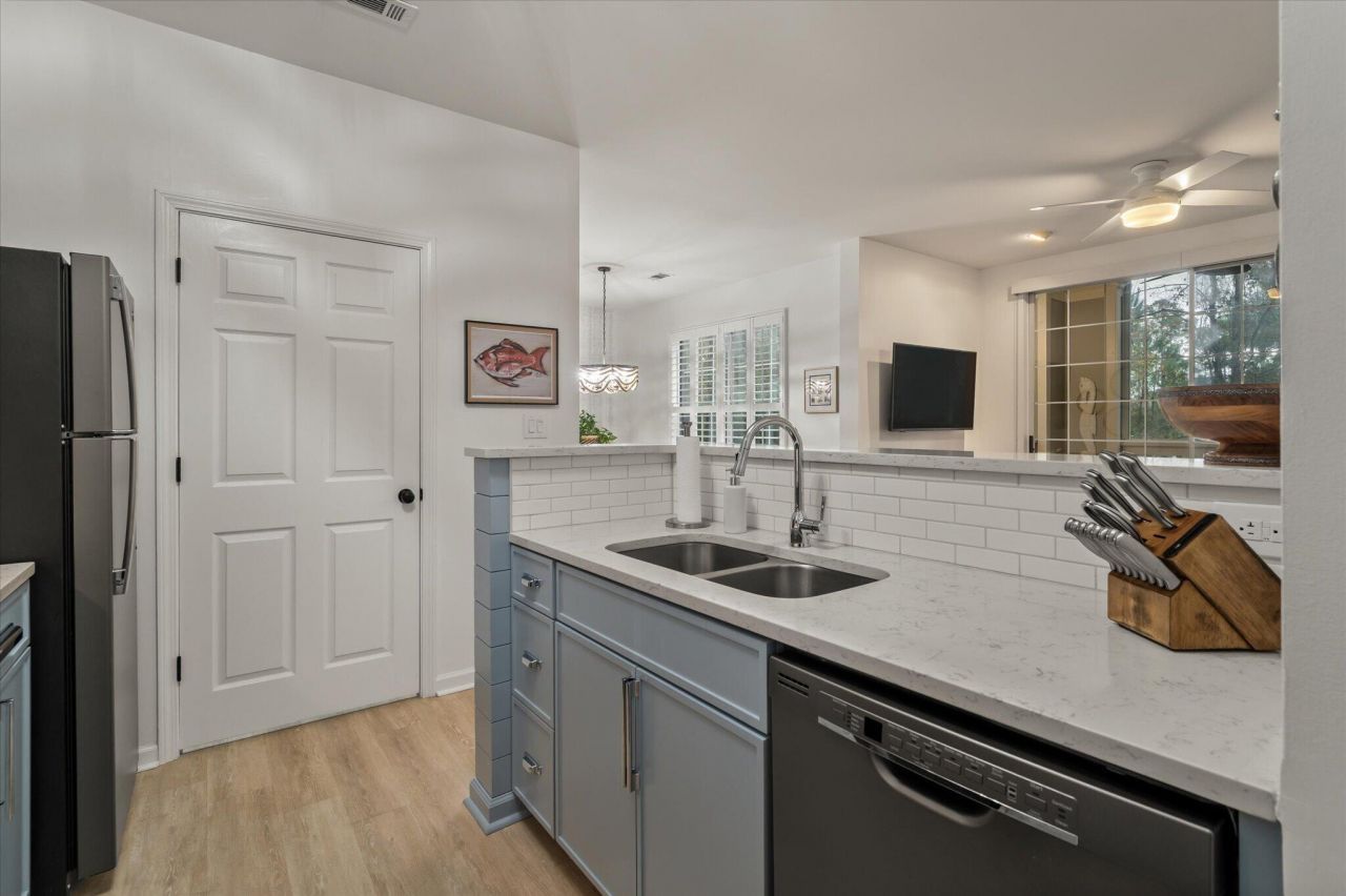 1600 Long Grove Drive Photo 6